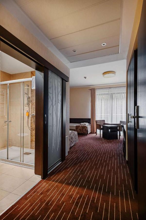 Hotel Uroczysko Cedzyna エクステリア 写真