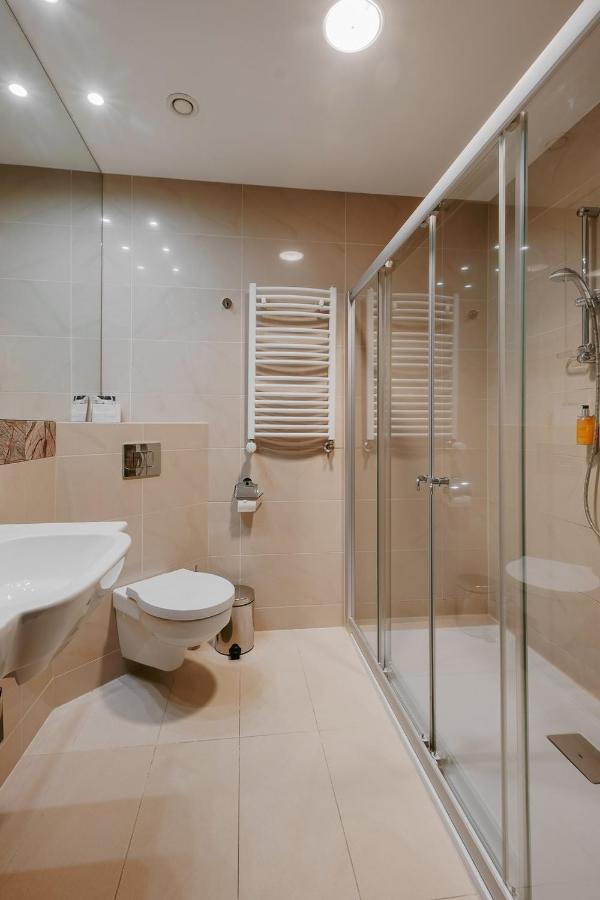 Hotel Uroczysko Cedzyna エクステリア 写真
