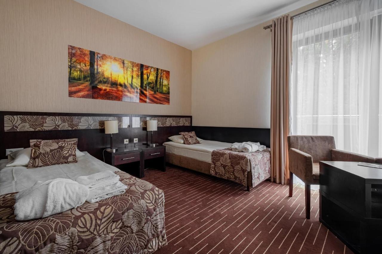 Hotel Uroczysko Cedzyna エクステリア 写真