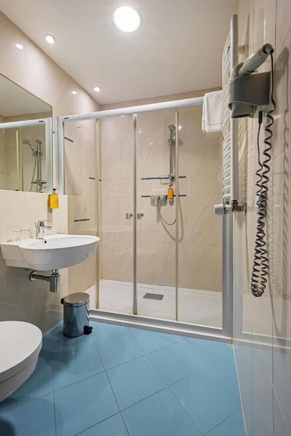 Hotel Uroczysko Cedzyna エクステリア 写真