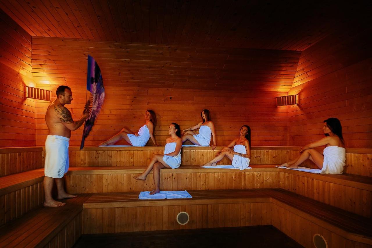 Hotel Uroczysko Cedzyna エクステリア 写真