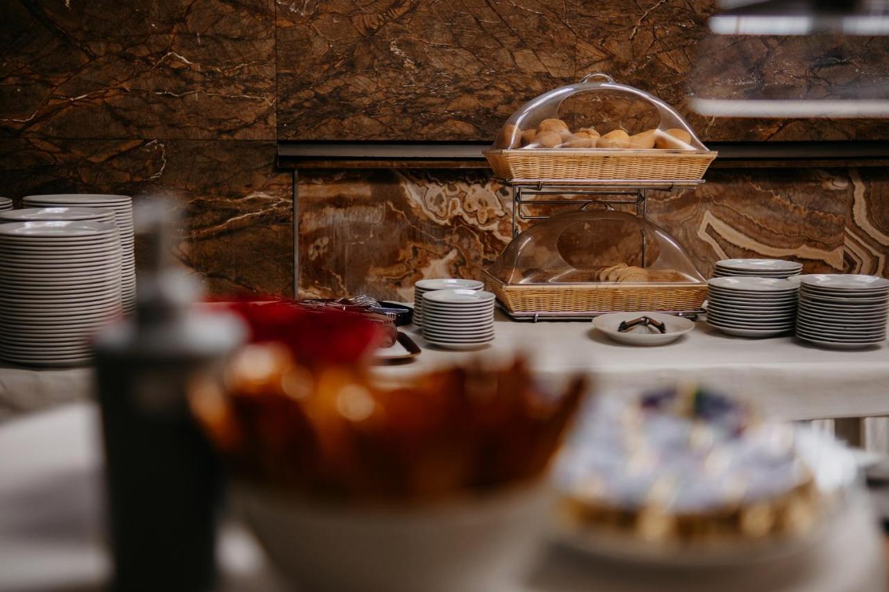 Hotel Uroczysko Cedzyna エクステリア 写真